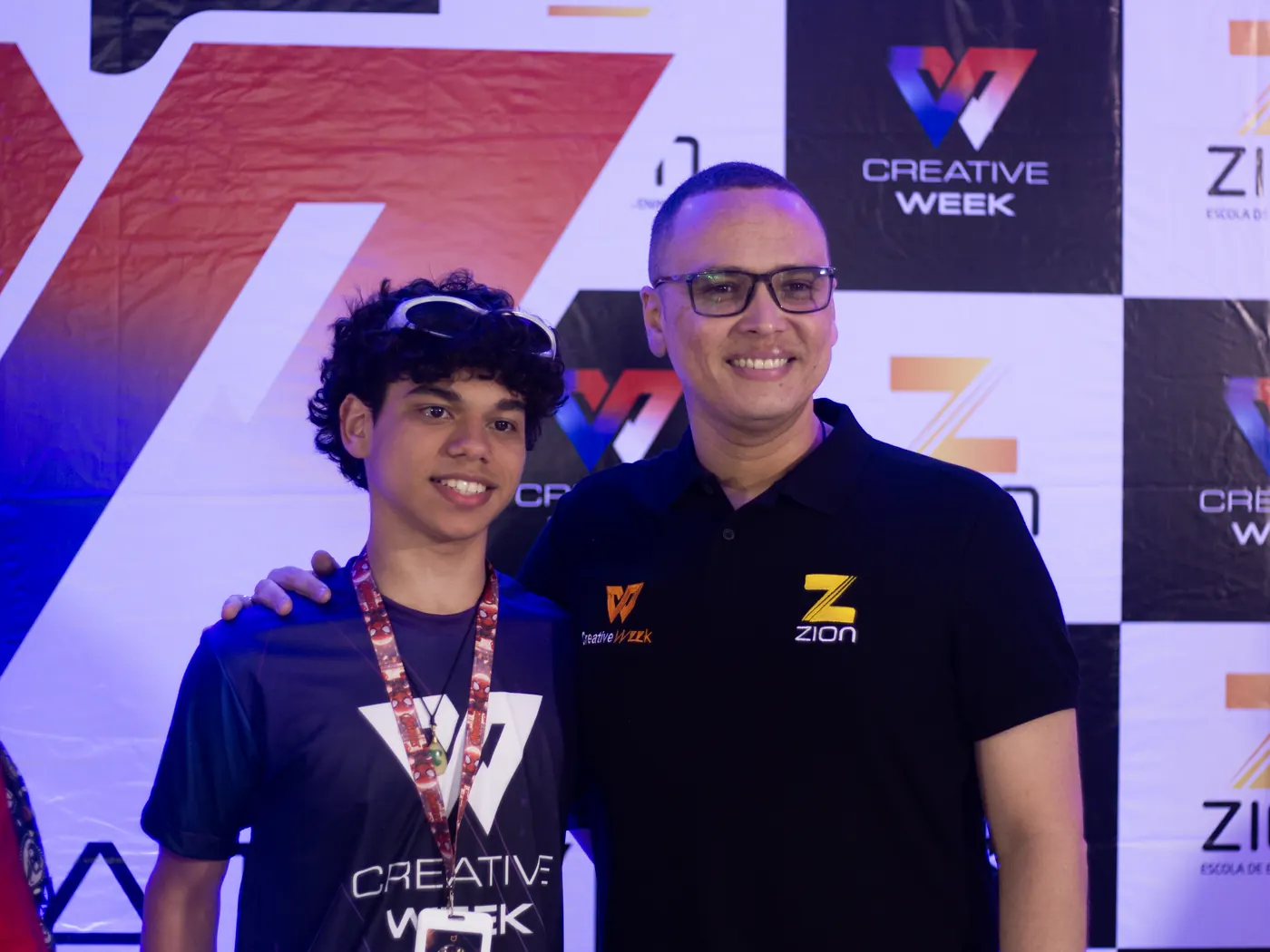 Participante ao lado de um palestrante no Creative Week