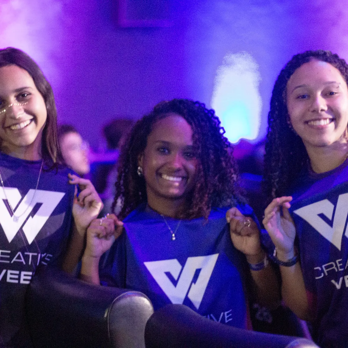 Público do Creative Week com a camiseta do evento